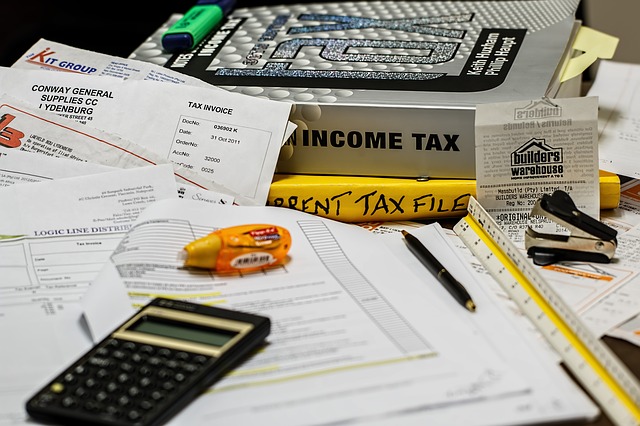 Income Tax calculating via https://pixabay.com/en/income-tax-calculation-calculate-491626/