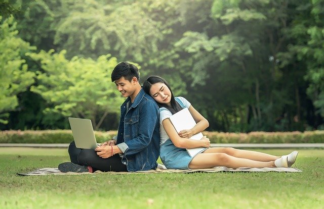 Filipinos via https://pixabay.com/en/fatigued-young-laptop-beautiful-1822655/